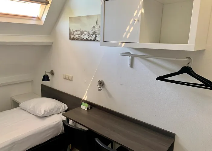 Отель De La Bourse 2*